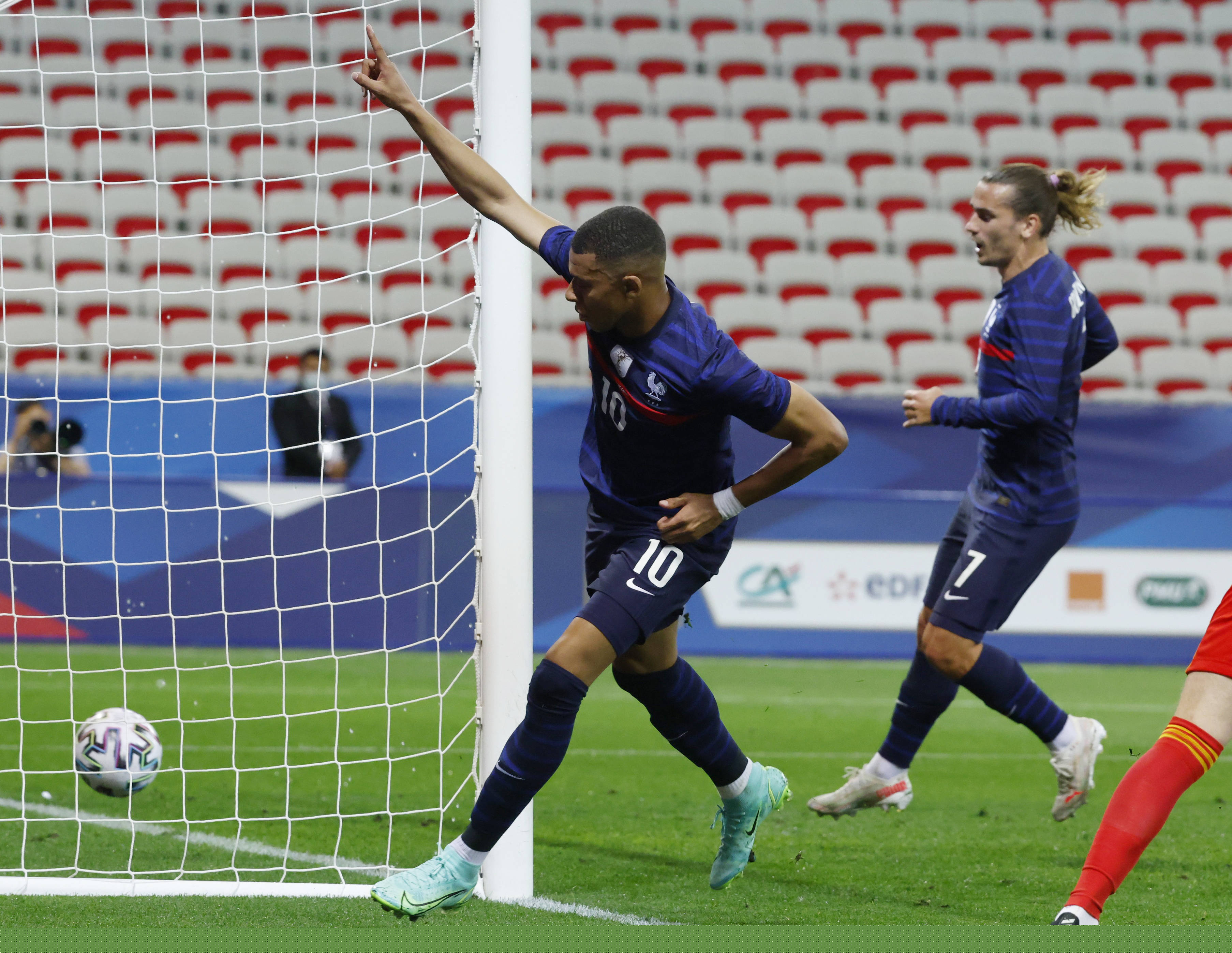 斯卢茨基：米内罗已经做好首发的准备，目前球队人员比较齐整（斯卢茨基：米内罗已具备首发条件，球队阵容基本齐整）