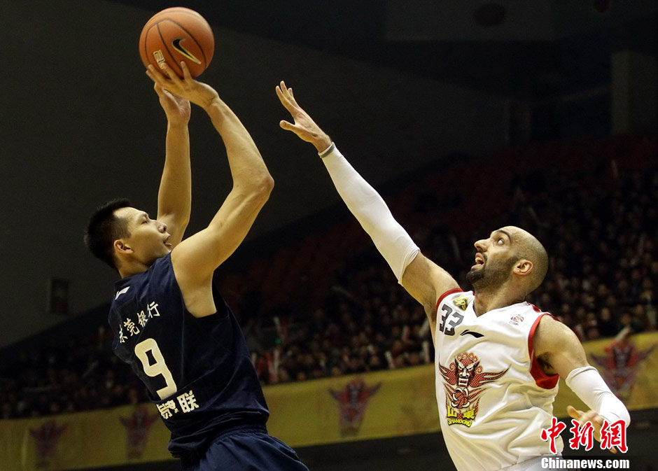 记者晒视频：钟义浩现场观看海牛比赛，海牛进球后他兴奋鼓掌（记者发视频：钟义浩现身观战海牛，球队破门他激动鼓掌）
