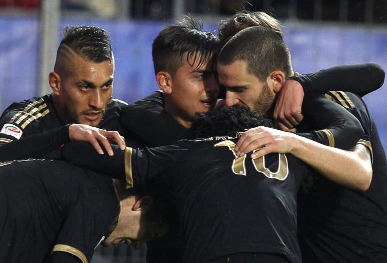 有情有义，阿诺德到若塔纪念碑前献上游戏手柄和手写卡片（阿诺德赴若塔纪念碑，敬献游戏手柄与手写卡片）