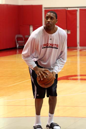 姆巴佩将带着一根手指骨折比赛，他的坚韧精神点燃球迷热情（姆巴佩手指骨折仍将出战，顽强斗志点燃球迷激情）