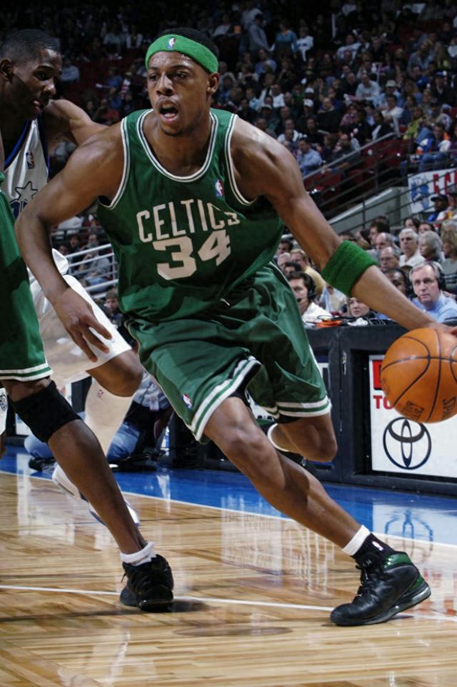 队中核心主动降薪续约，球迷盛赞忠诚（核心球员自愿降薪留队，球迷齐声点赞忠诚）