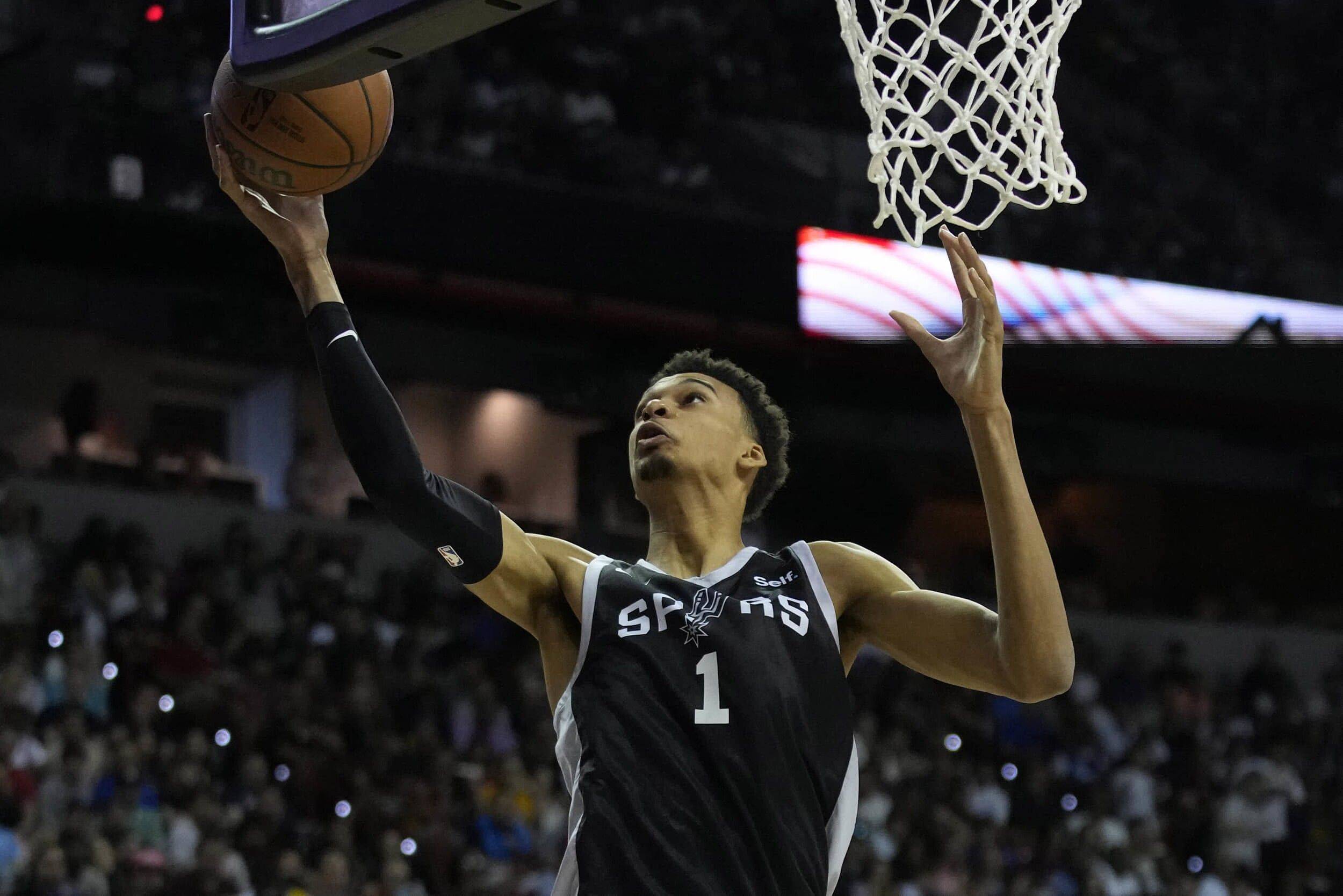 詹姆斯关键时刻稳住全队（关键时刻詹姆斯力挽狂澜稳住球队）