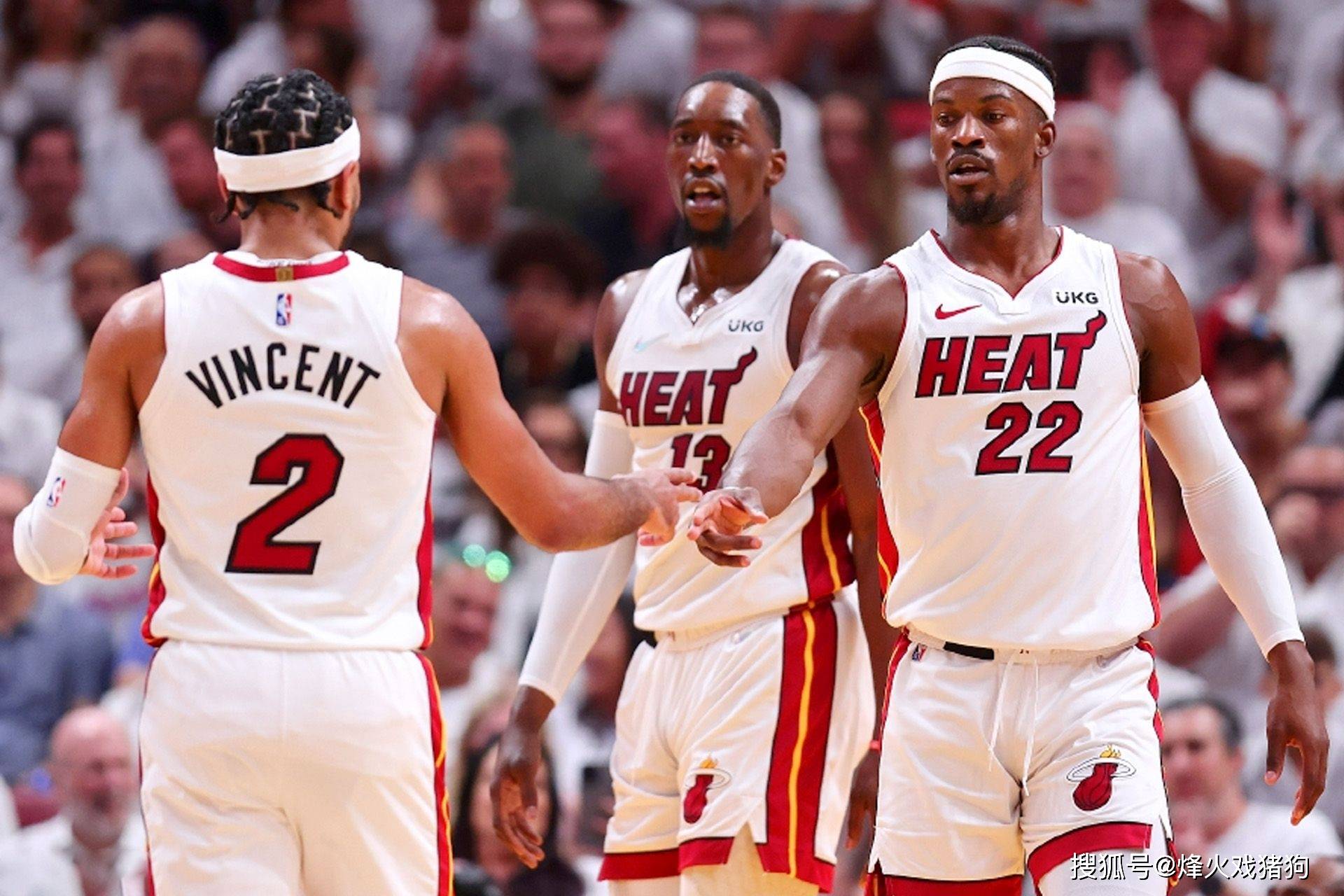 记者晒视频：钟义浩现场观看海牛比赛，海牛进球后他兴奋鼓掌（记者发视频：钟义浩现身观战海牛，球队破门他激动鼓掌）