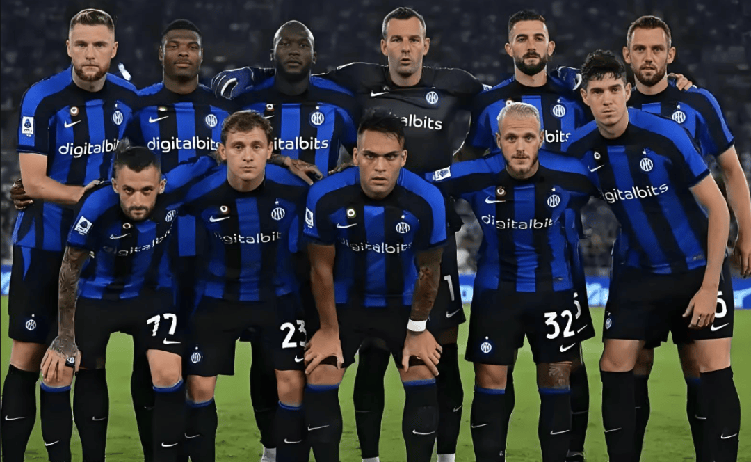 太疼了，萨勒马克尔斯被对手踩中后在地上抽动（萨勒马克尔斯遭对手踩踏后痛苦抽搐倒地）