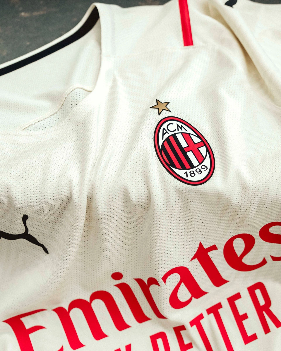 曼联防线稳固零封曼城德比胜利（曼联铁壁零封曼城，德比战告捷）